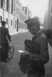 221092 Afbeelding van een postbode in de Agnietenstraat te Utrecht.